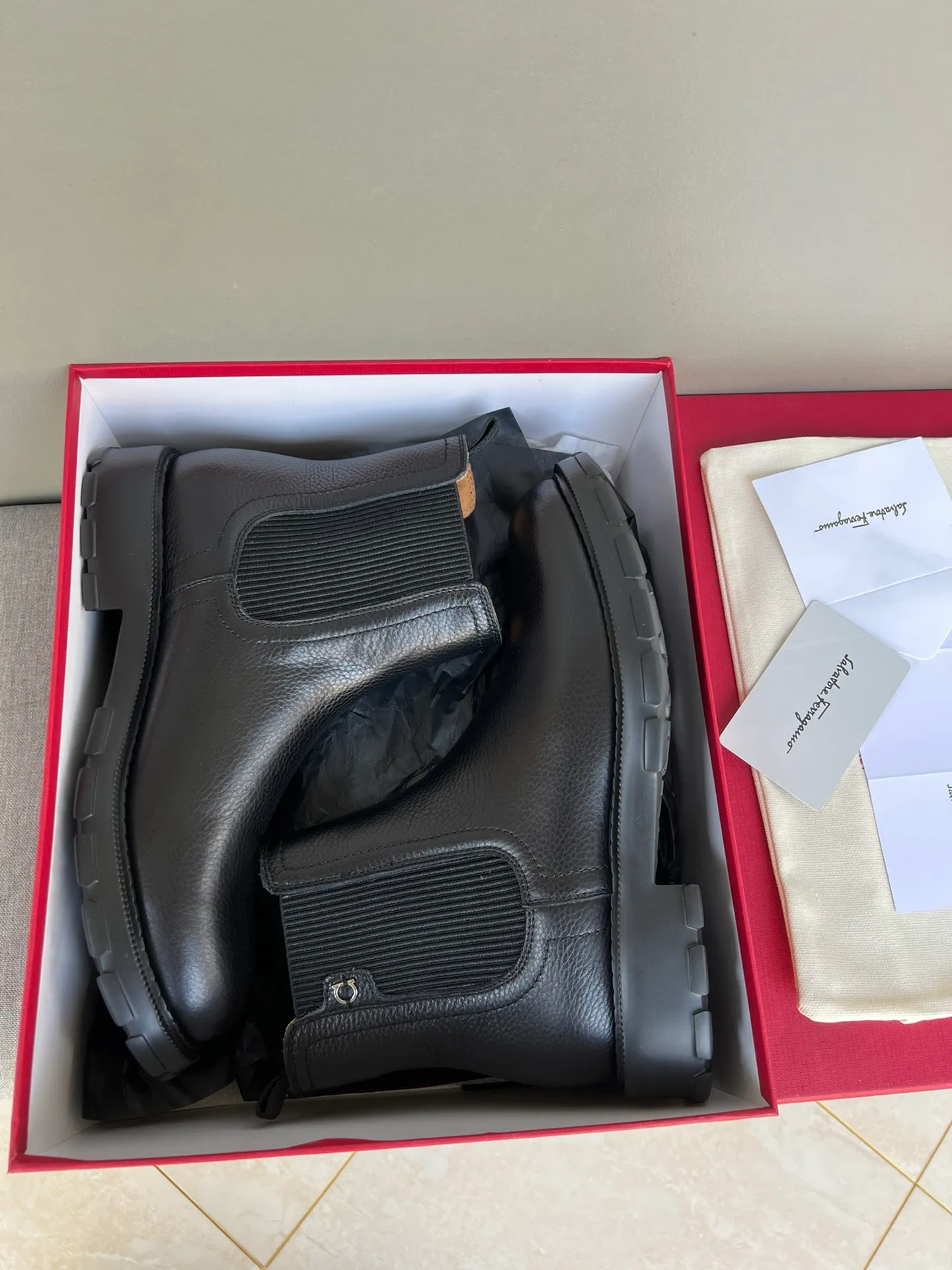 [Ferragamo] Top P: 1000💰 Number of yards: 39~44 (38.45 custom-made, non-refundable) Ferragamo winter series, original 1:1 development, casual men's short boots, original quality, exclusive new Ferragamo autumn and winter new high-top men's shoes, exquisite hand-stitching, workmanship details comparable to counters, imported calfskin upper, cowhide lining, original foam outsole.